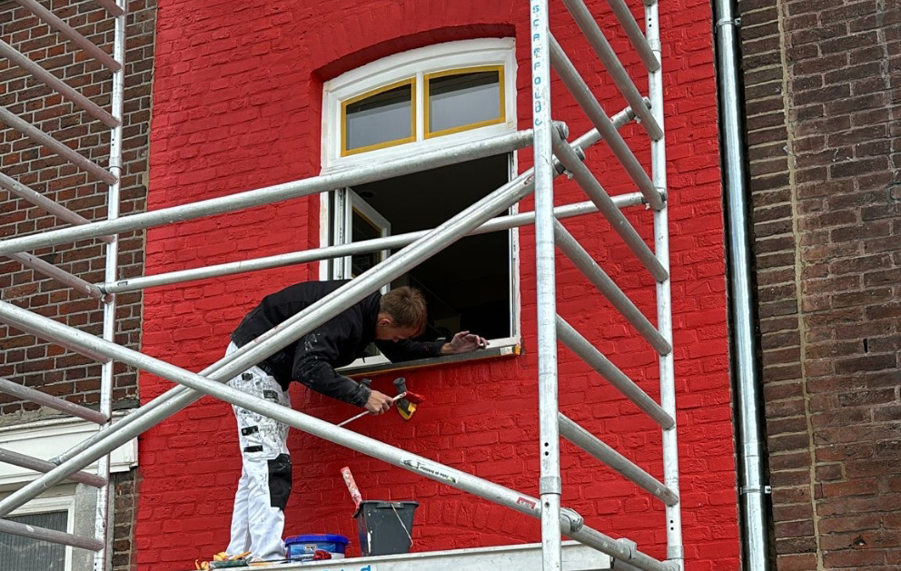 1 van onze schilders aan het werk.